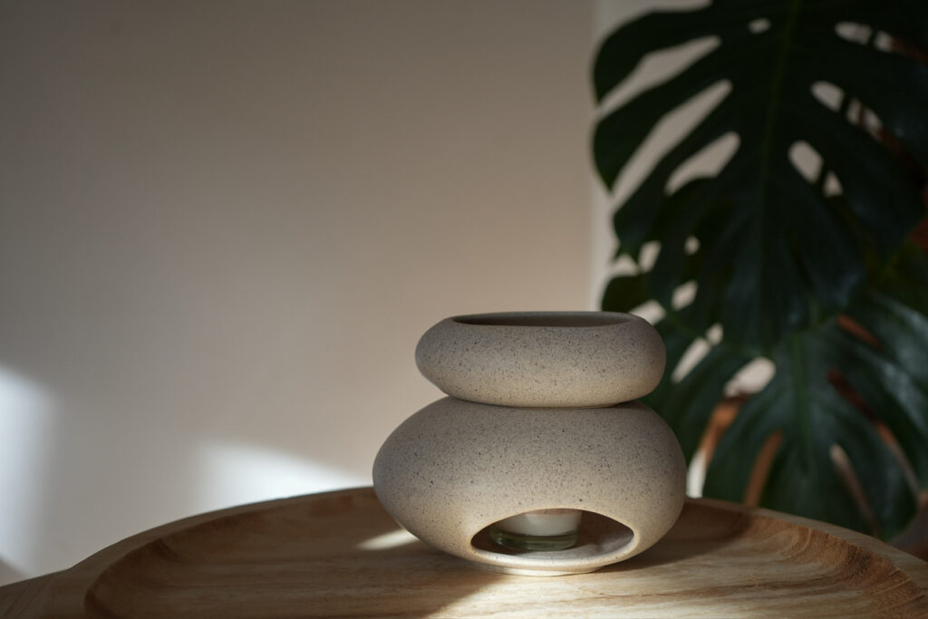 Keramische Duftlampe im warmen Sonnenlicht
