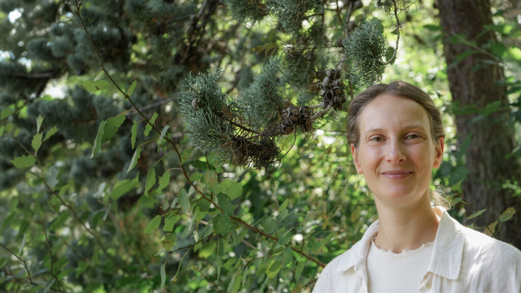 Portrait der RootFlow-Gründerin Verena im Wald